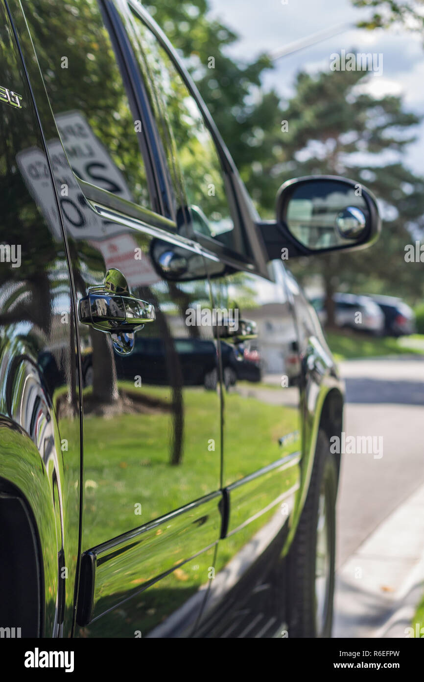 Maniglia della porta lato passeggero di un SUV nero Foto Stock