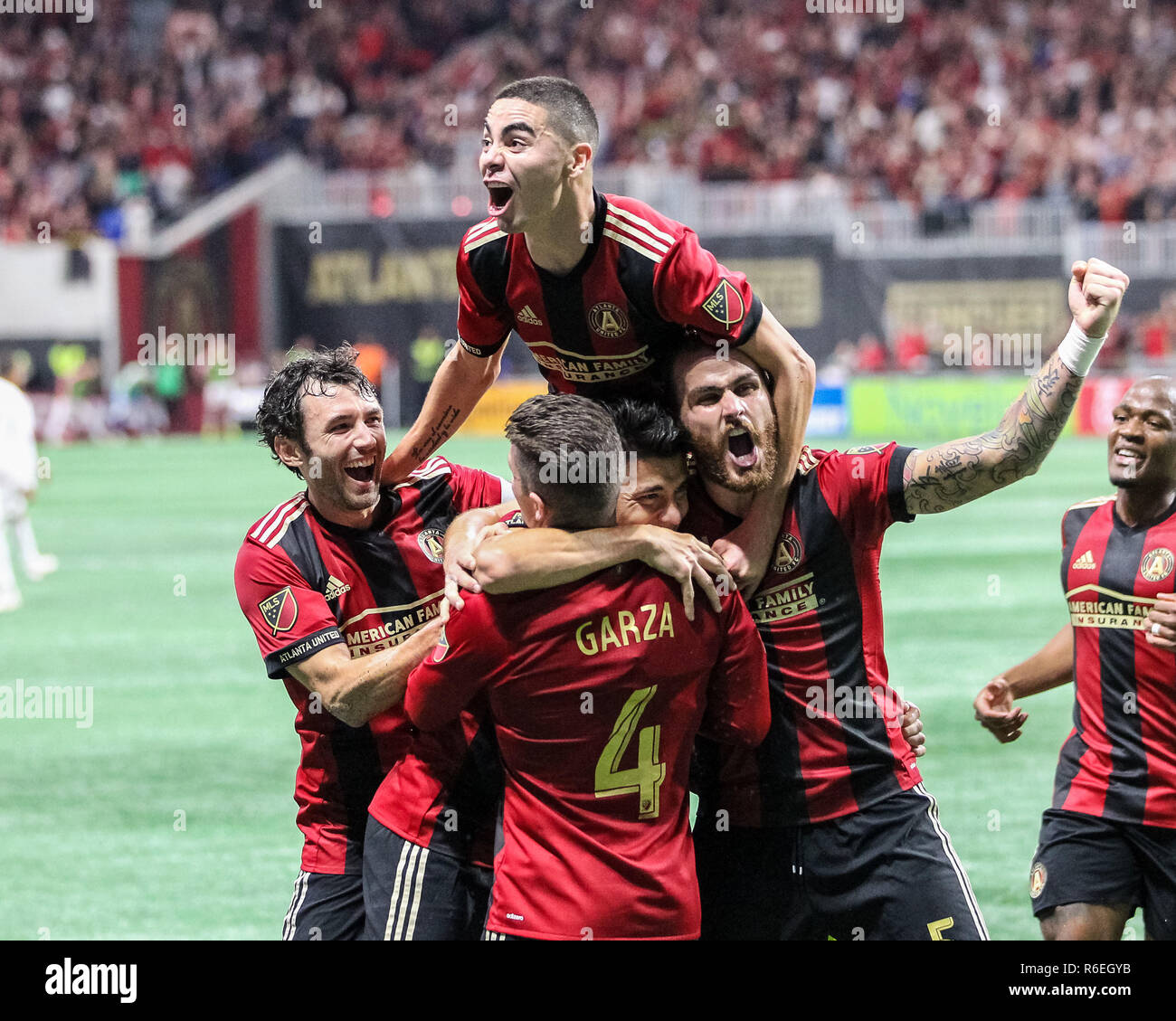 Atlanta Regno defender, Miguel Almirón (10), festeggia con i compagni di squadra dopo il punteggio durante il 2018 MLS playoff contro i New York Red Bulls Foto Stock