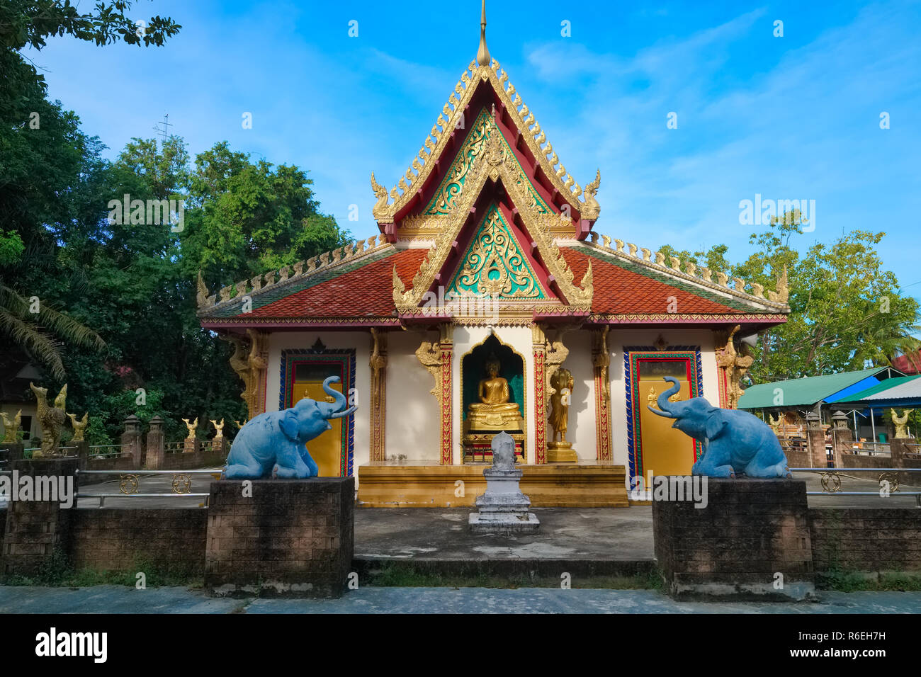 Uno degli edifici di Wat Thepkasattri o Wat Don, storicamente importante tempio di Thalang, Phuket, Tailandia Foto Stock