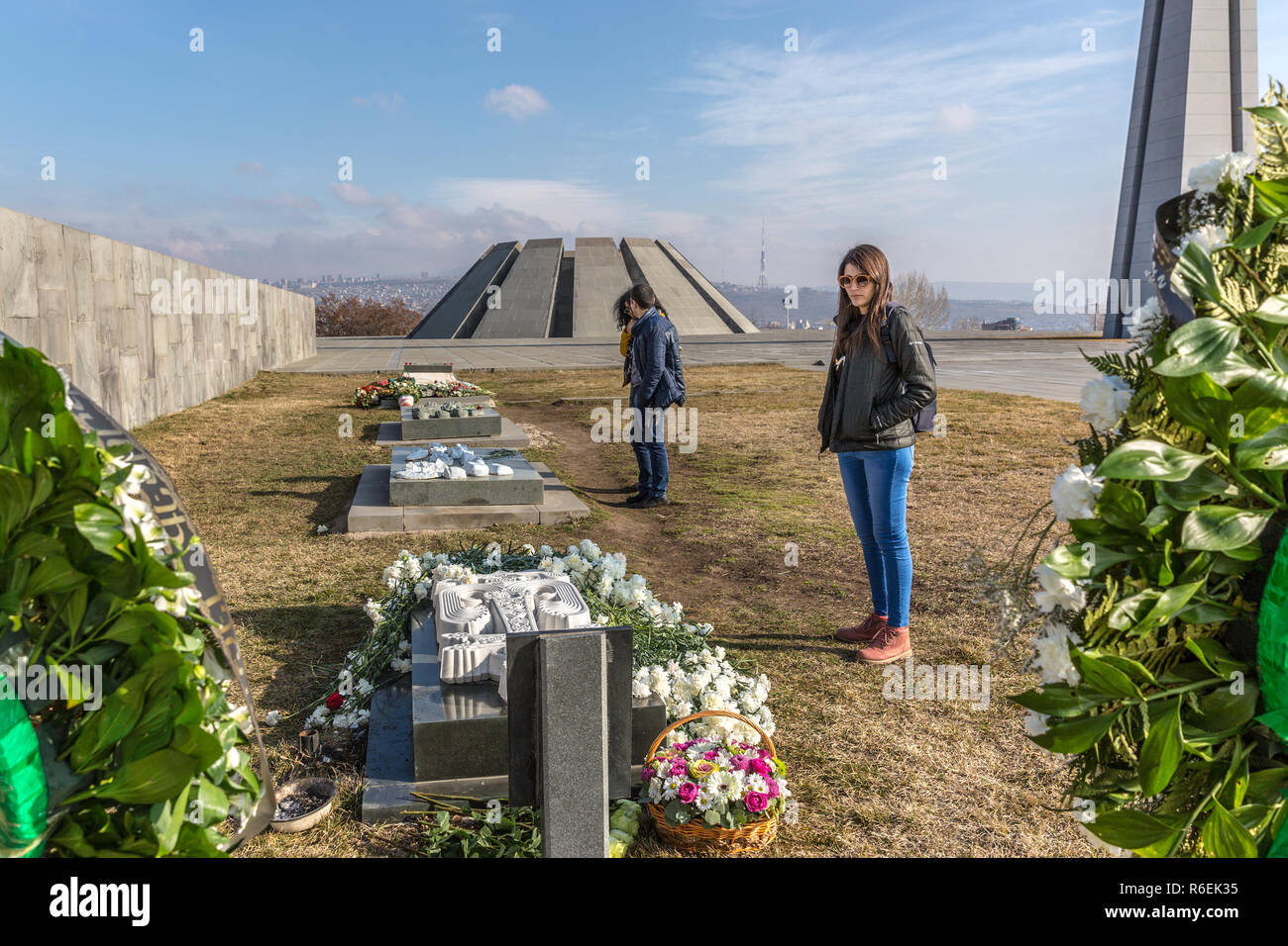 Yerevan, Armenia - Jan 9 2018 - turistico presso il genocidio del popolo armeno complesso memoriale è Armenia il memoriale ufficiale dedicato alle vittime del braccio Foto Stock