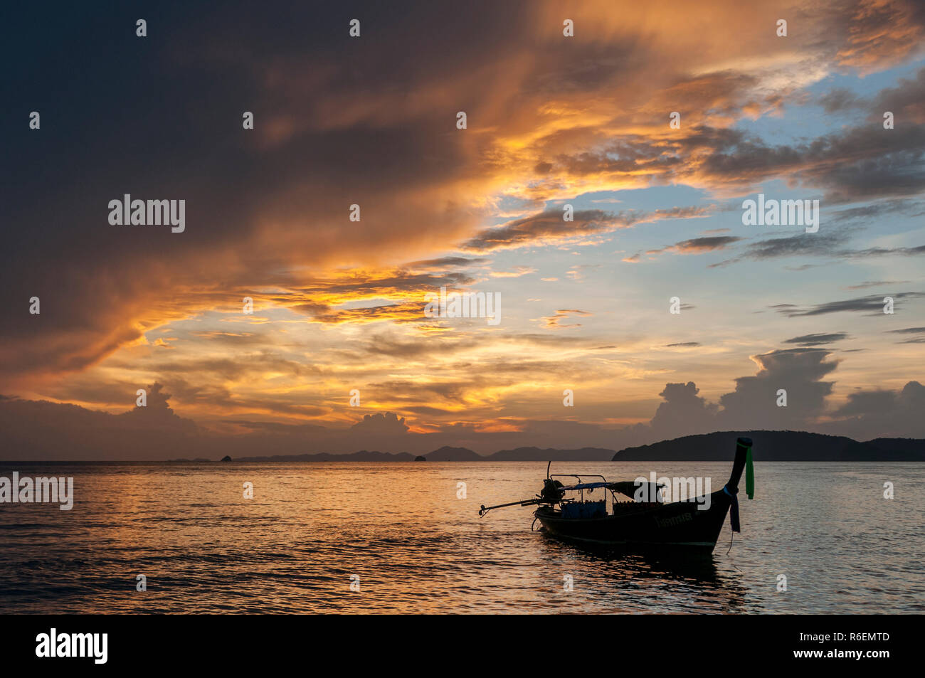 Coda lunga la pesca in barca al tramonto, Koh Phi Phi, Thailandia Foto Stock