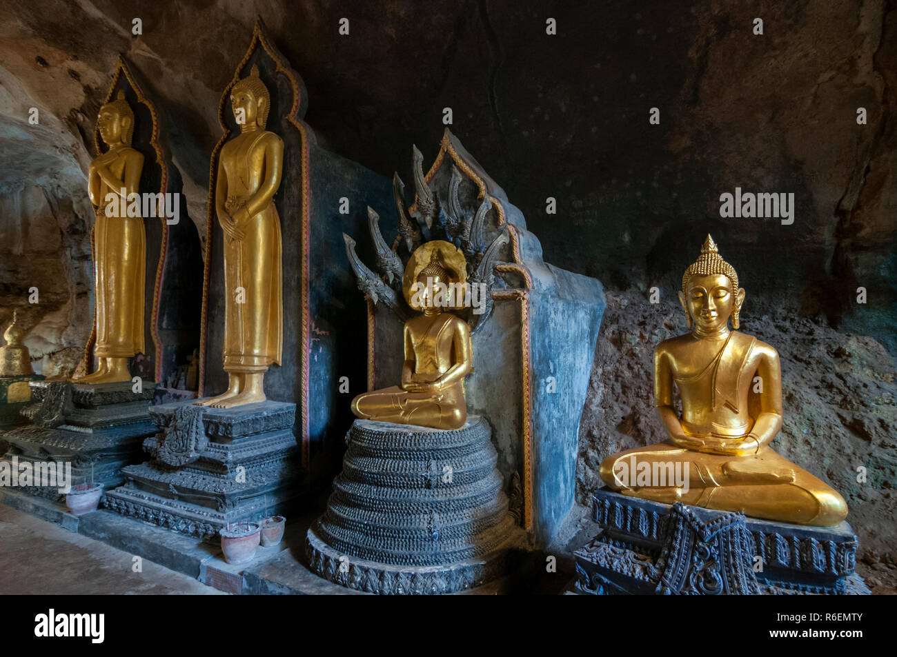 Statua dorata di Buddha reclinato in grotta buddista di Tempio di Wat Tham Suwankhuha grotta (Grotta di scimmia) In Phang Nga, Thailandia Foto Stock