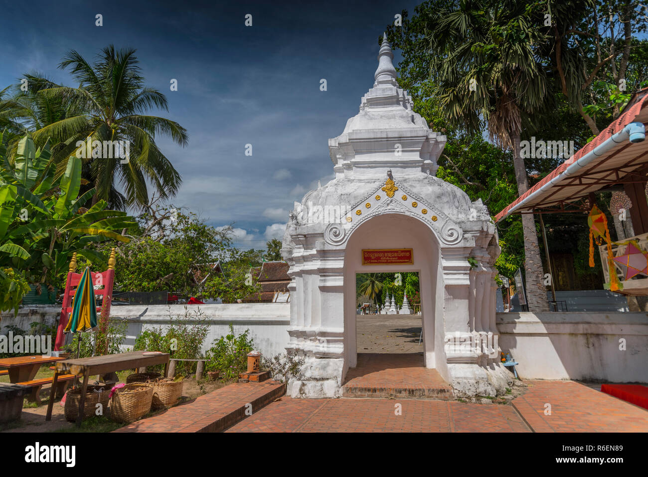 Il cancello in Wat Xieng Thong complesso a Luang Prabang, Laos Foto Stock