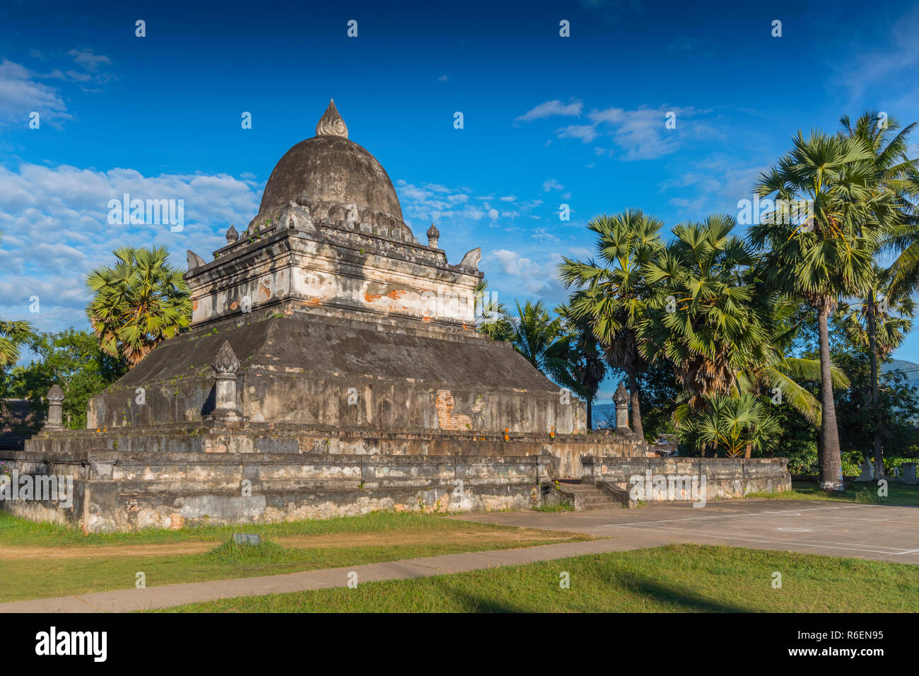 Vista del che Makmo Stupa, noto anche come il cocomero stupa di Wat Wisunalat Luang Prabang Laos Foto Stock
