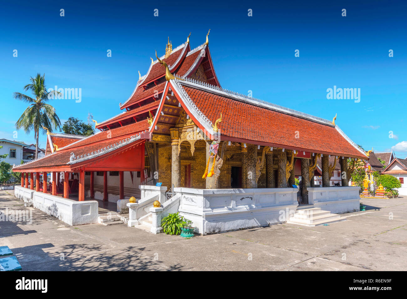 Il tempio di Wat Mai Suwannaphumaham, uno dei templi di Luang Prabang Laos Foto Stock