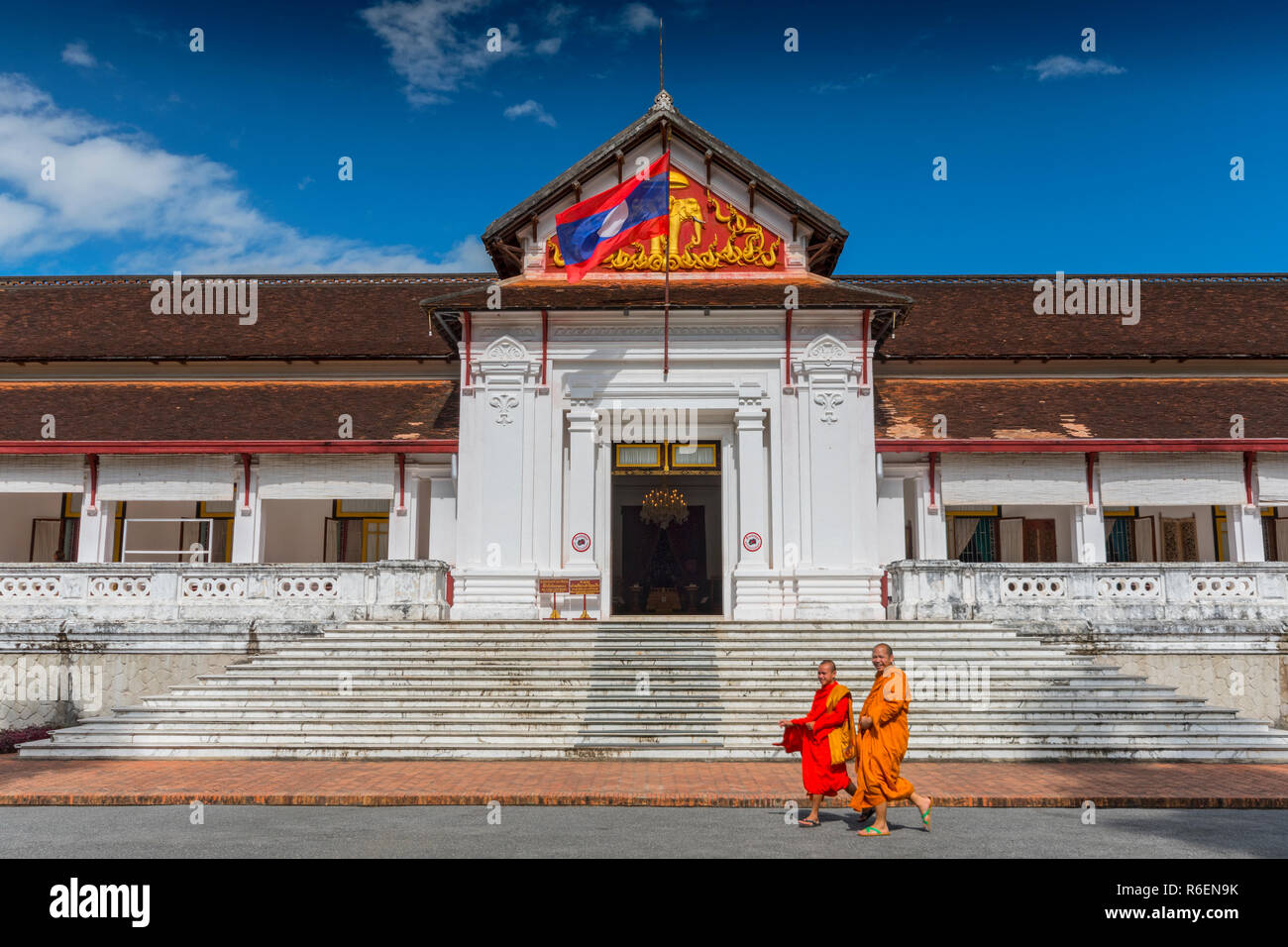 Portale principale, il Palazzo Reale e il Museo Ho Kham, Luang Prabang Provincia, Laos, Asia sud-orientale, Asia Foto Stock