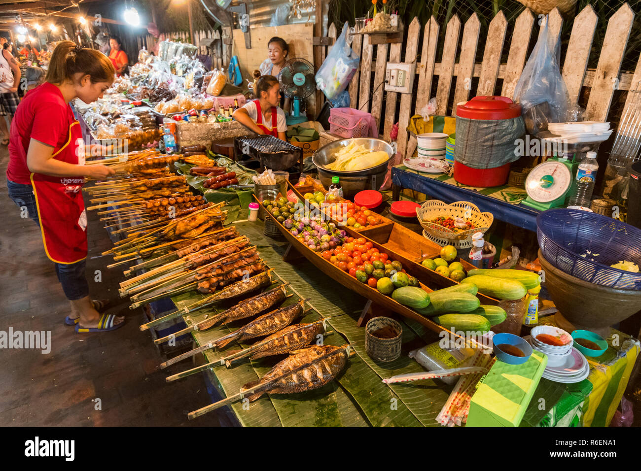 Un assortimento di cibi cotti Lao cibo venduto da bancarelle alla serata popolare mercato alimentare a Luang Prabang, Laos Foto Stock