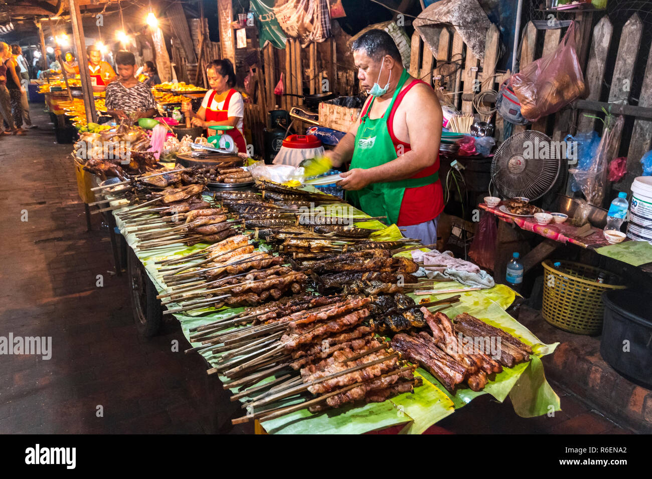 Un assortimento di cibi cotti Lao cibo venduto da bancarelle alla serata popolare mercato alimentare a Luang Prabang, Laos Foto Stock