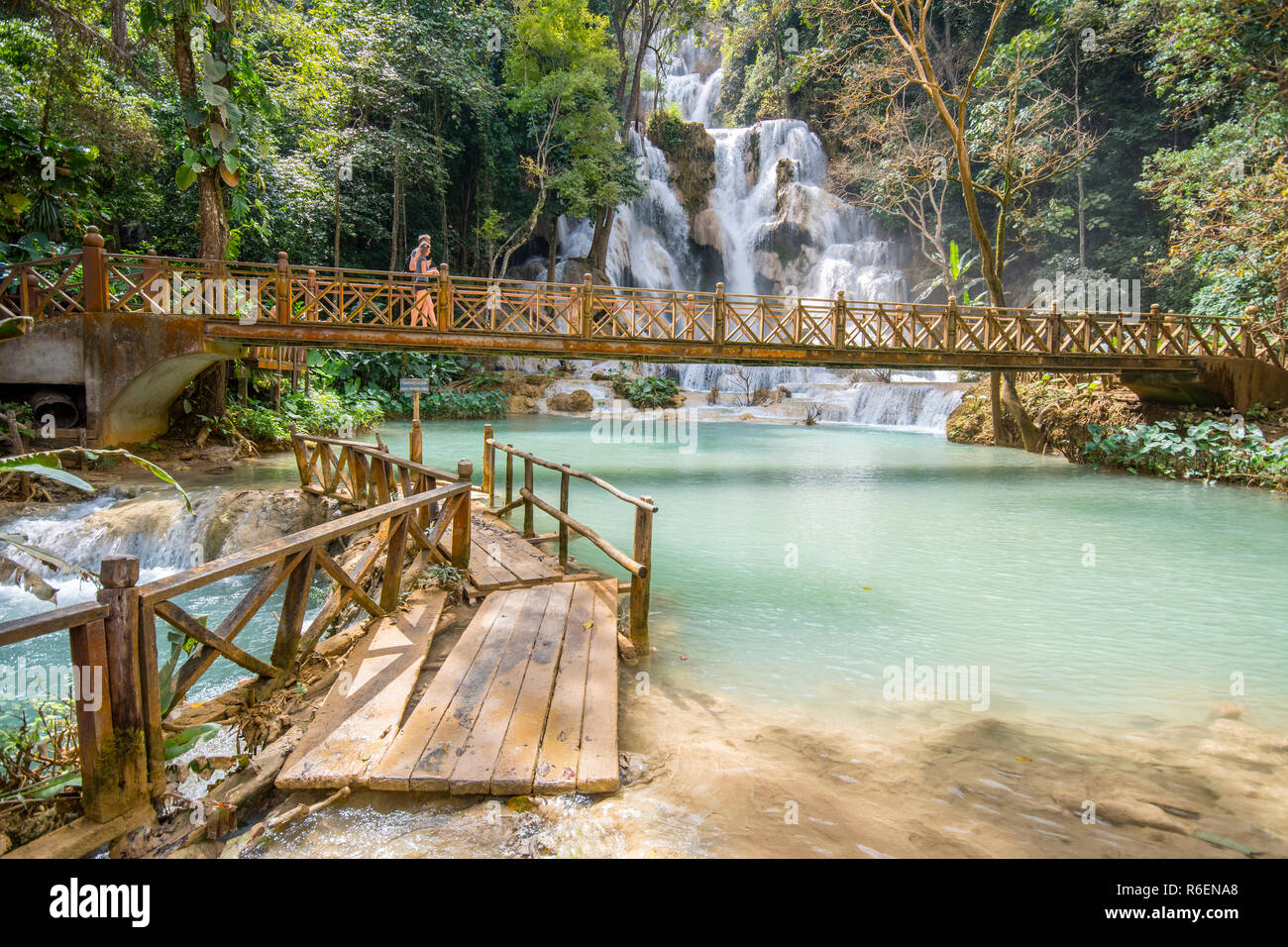 La piscina e la cascata nel Tat cascate di Kuang Si sistema vicino a Luang Prabang in Laos, in Indocina, in Asia Foto Stock