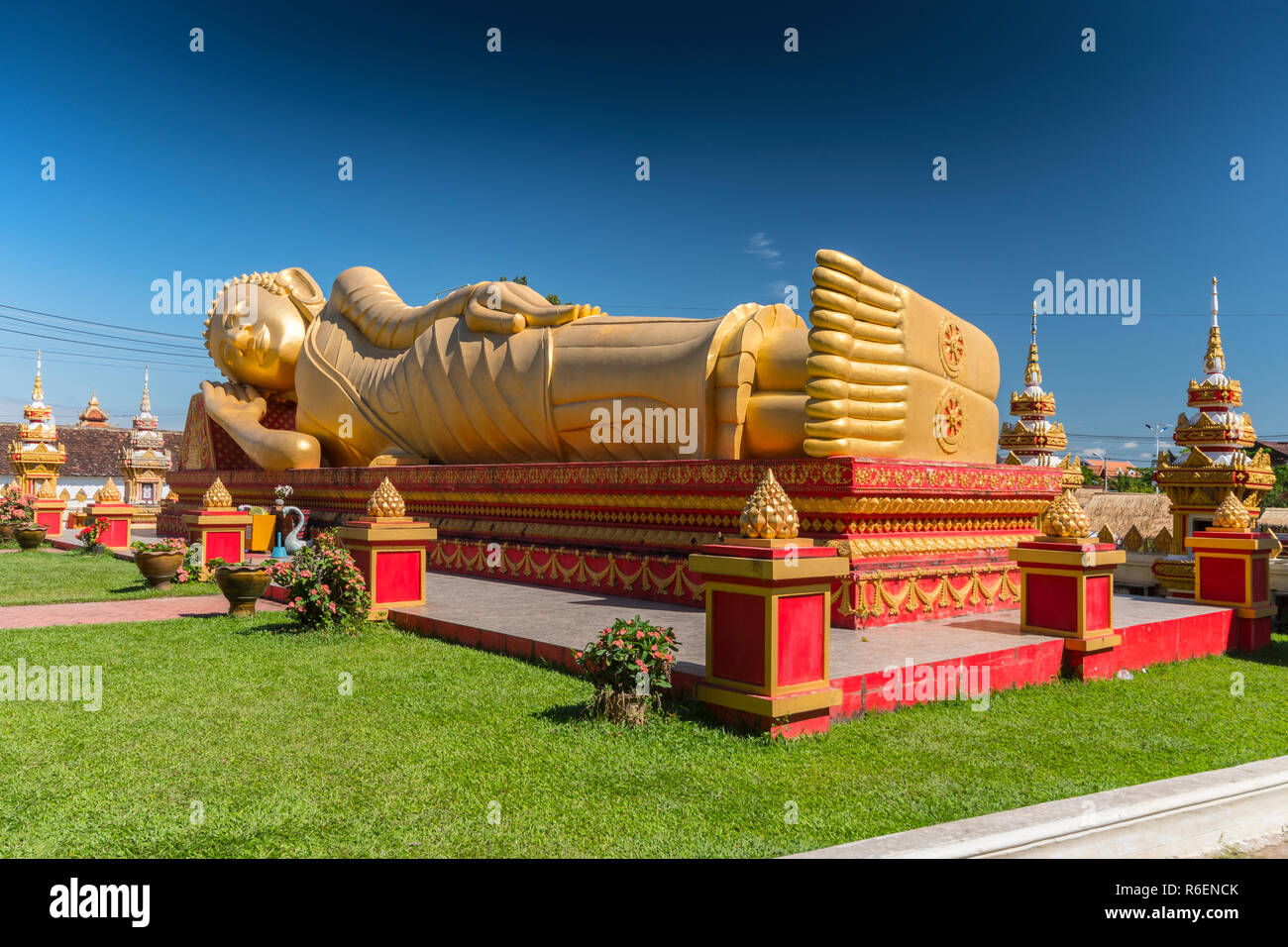 Oro Gigante Dormiente reclinabili statua del Buddha vicino al Wat That Luang tempio, Vientiane, Laos Foto Stock