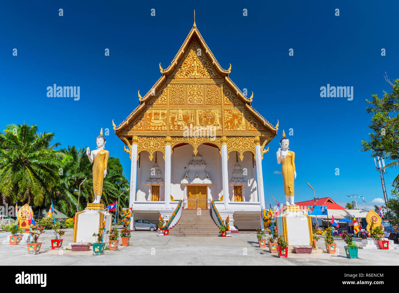 Statue di Buddha nella parte anteriore del Wat That Luang Neua tempio, Vientiane, Laos, Indocina, Asia Foto Stock