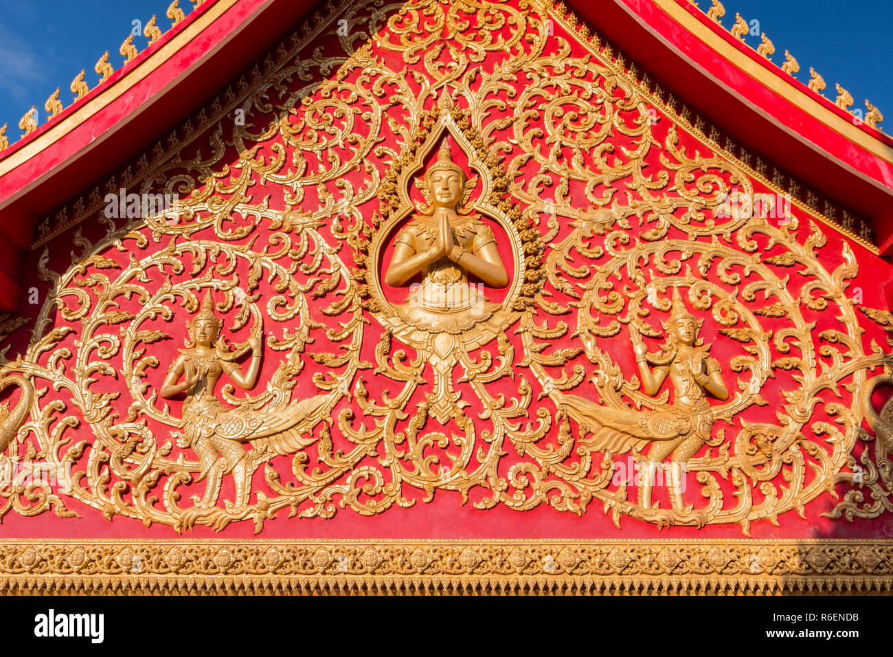 Oro e rosso della decorazione di un tetto Wat Si Saketroof tempio buddista di Vientiane, Laos Foto Stock