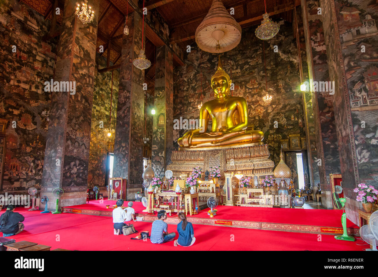 Iinterior di Viharn principale di Wat Suthat di Bangkok, Tailandia, Asia Foto Stock
