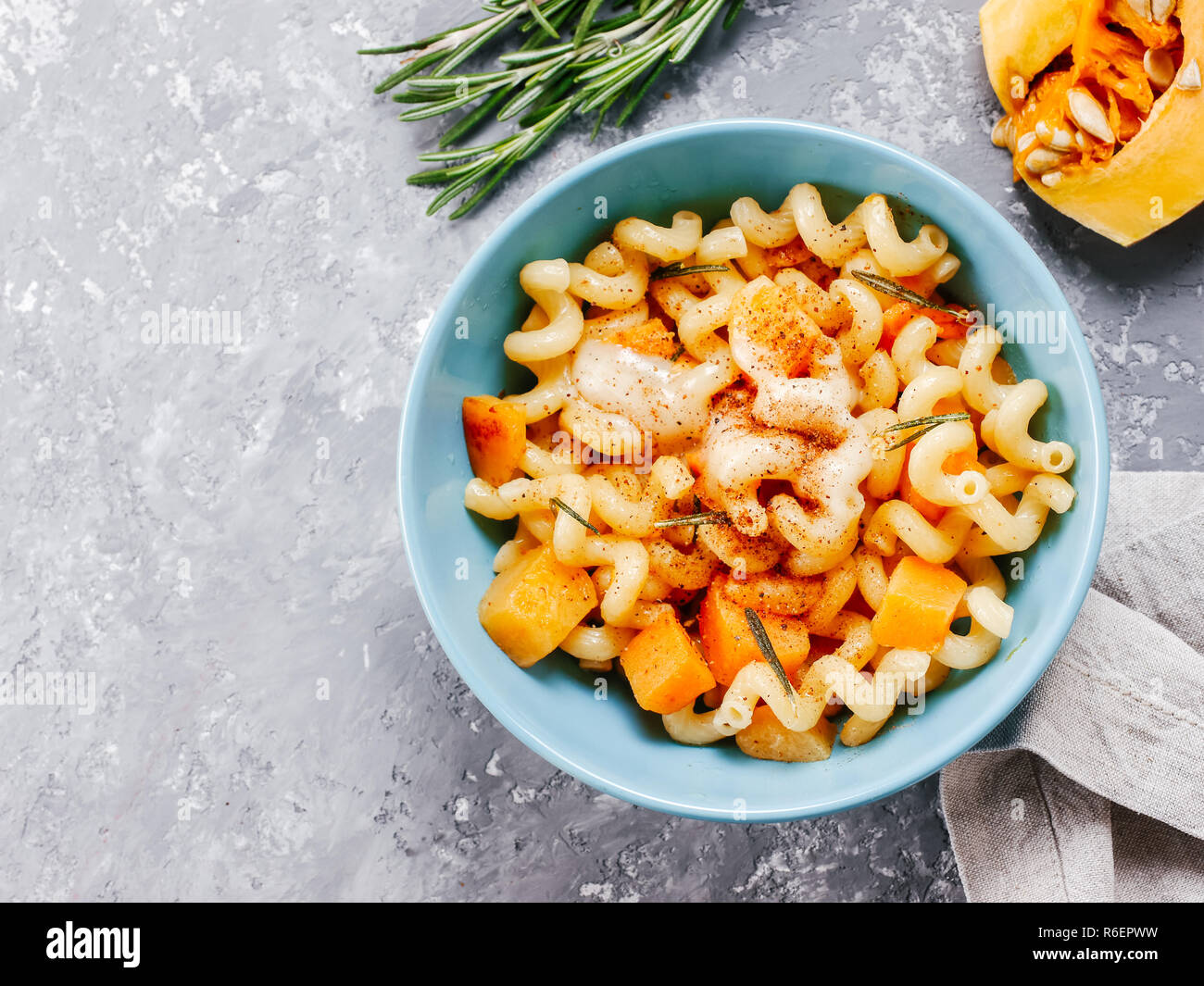 Fusilli con zucca, rosmarino e brie Foto Stock