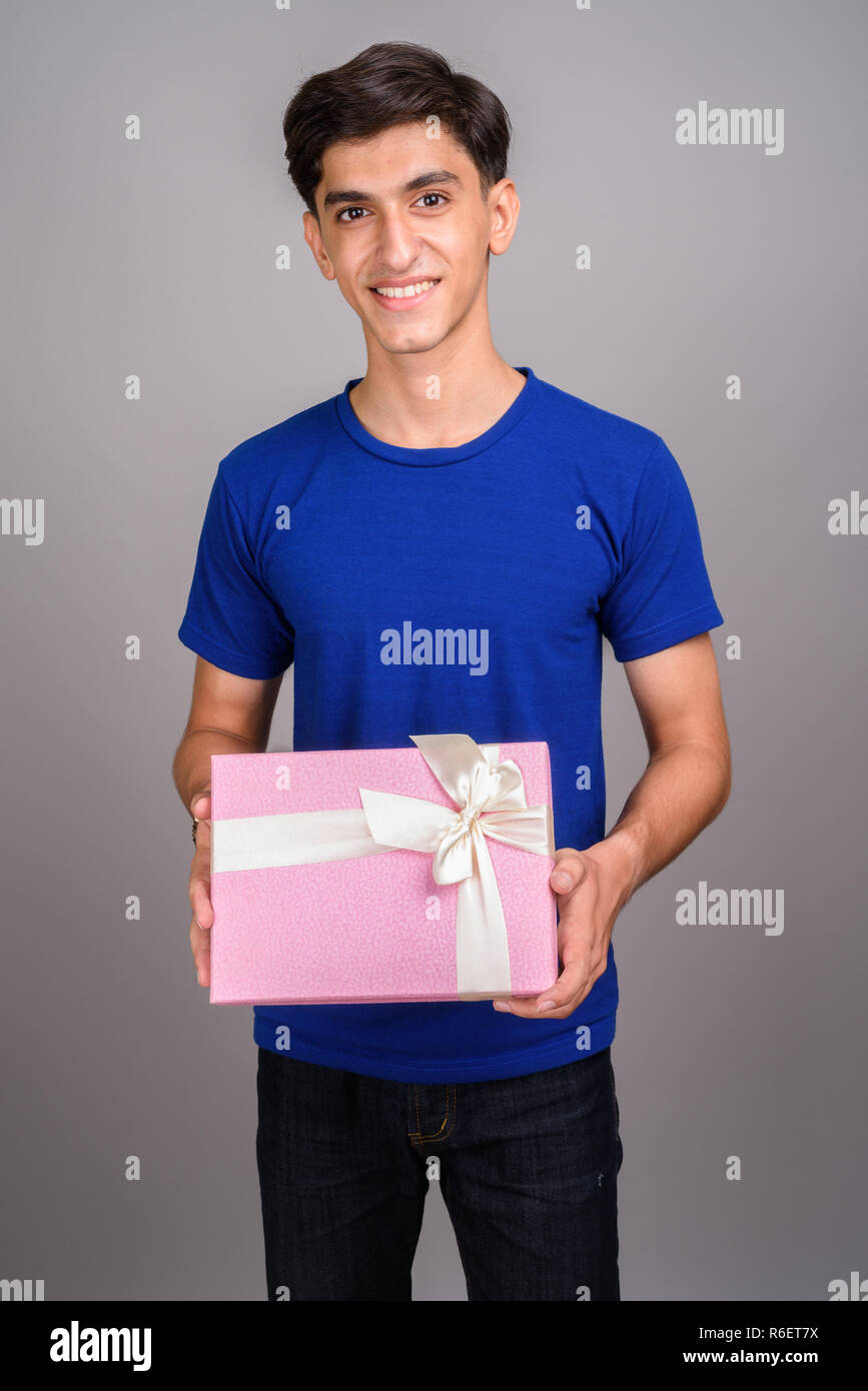 Giovani persiano bello ragazzo adolescente azienda confezione regalo Foto Stock