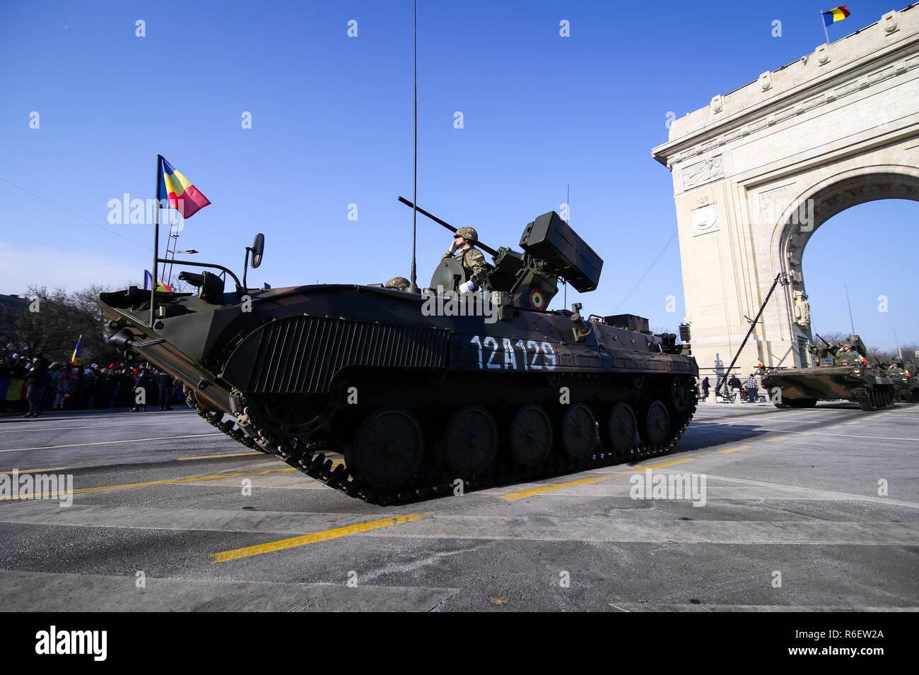 Bucarest, Romania - 1 Dicembre 2018: MLI 84 M combattere veicolo blindato a nazionale rumena giorno parata militare passa sotto l'Arco di Trionfo Foto Stock