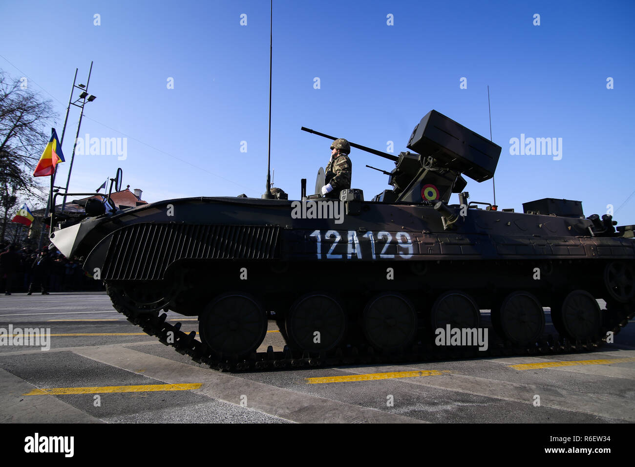 Bucarest, Romania - 1 Dicembre 2018: MLI 84 M combattere veicolo blindato a nazionale rumena giorno parata militare passa sotto l'Arco di Trionfo Foto Stock