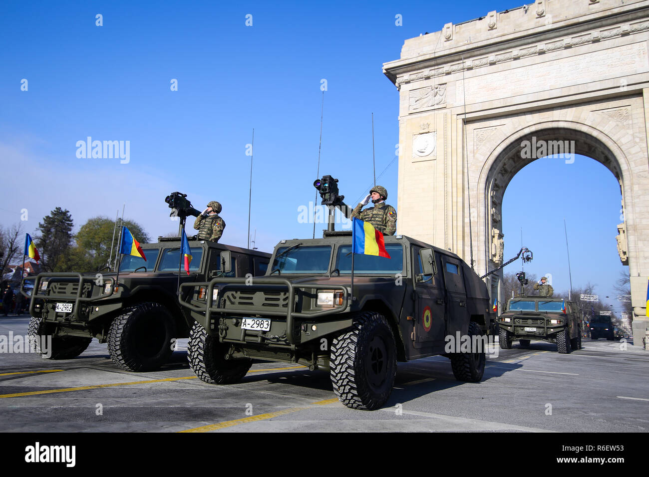 Bucarest, Romania - 1 Dicembre 2018: URO VAMTAC combattere veicoli blindati, in corrispondenza nazionale rumena giorno parata militare passare sotto l'Arco di Trionfo Foto Stock