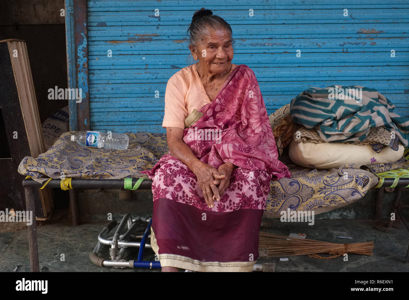 Una donna indiana, migrante dall India del nord, rendendo la sua casa sul sentiero da un mercato del pesce in Mumbai, India Foto Stock