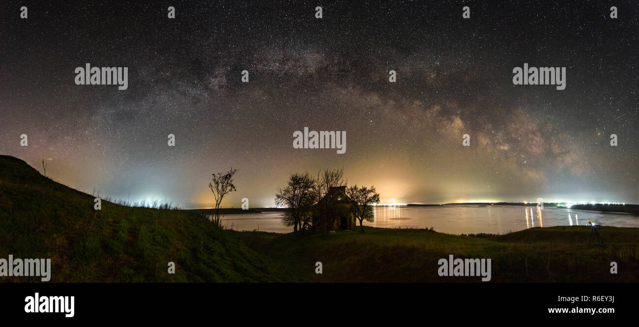 La Via Lattea il panorama su una chiesa abbandonata in Romania Foto Stock