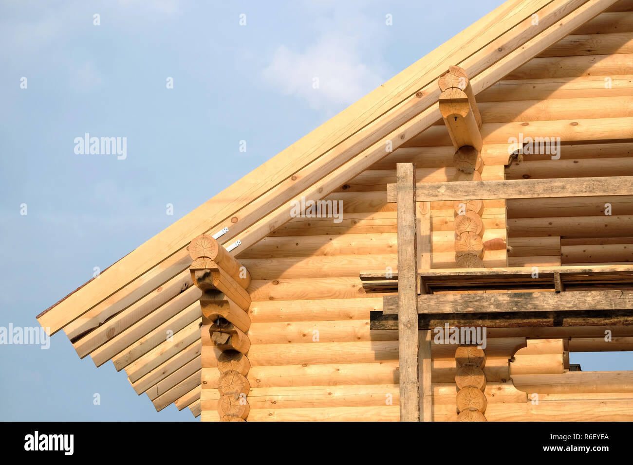 Processo di casa in legno dritto pendenza del tetto montaggio. Paese di legno Costruzione casa Foto Stock