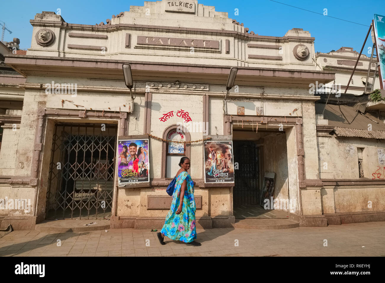 Palace talkie, un cinema in area Byculla, Mumbai, India, inaugurato nel 1932 e ora in gran parte mostra Bhojpuri lingua film (a nord di lingua indiana) Foto Stock