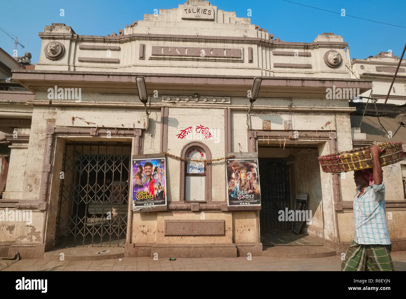 Palace talkie, un cinema in area Byculla, Mumbai, India, inaugurato nel 1932 e ora in gran parte mostra Bhojpuri lingua film (a nord di lingua indiana) Foto Stock
