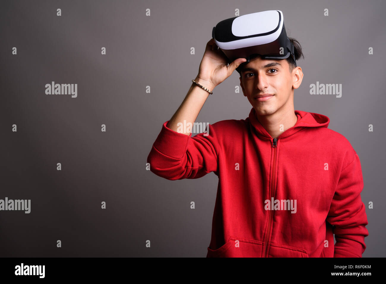 Il persiano ragazzo adolescente utilizzando occhiali VR per realtà virtuale Foto Stock