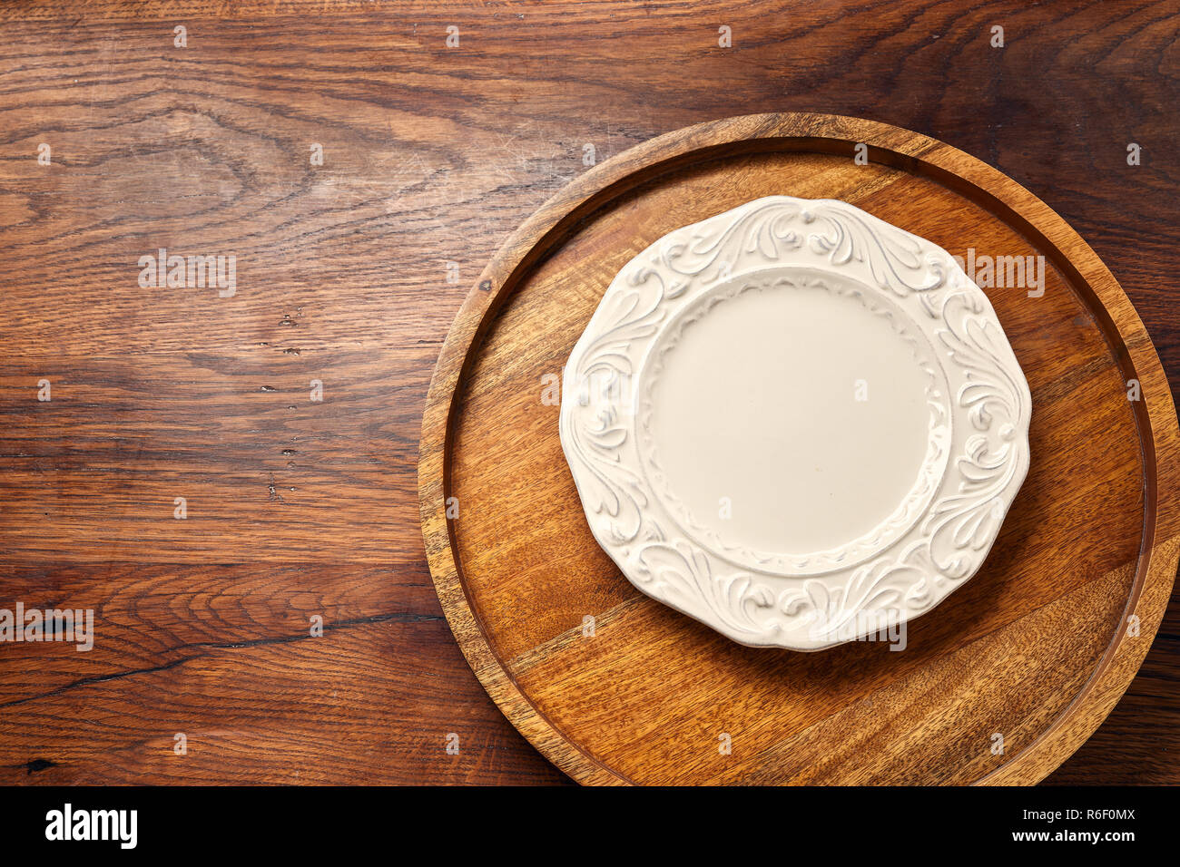 Bianco Vuoto piastra vuota su sfondo di legno con copia spazio. Vista dall'alto. Foto Stock