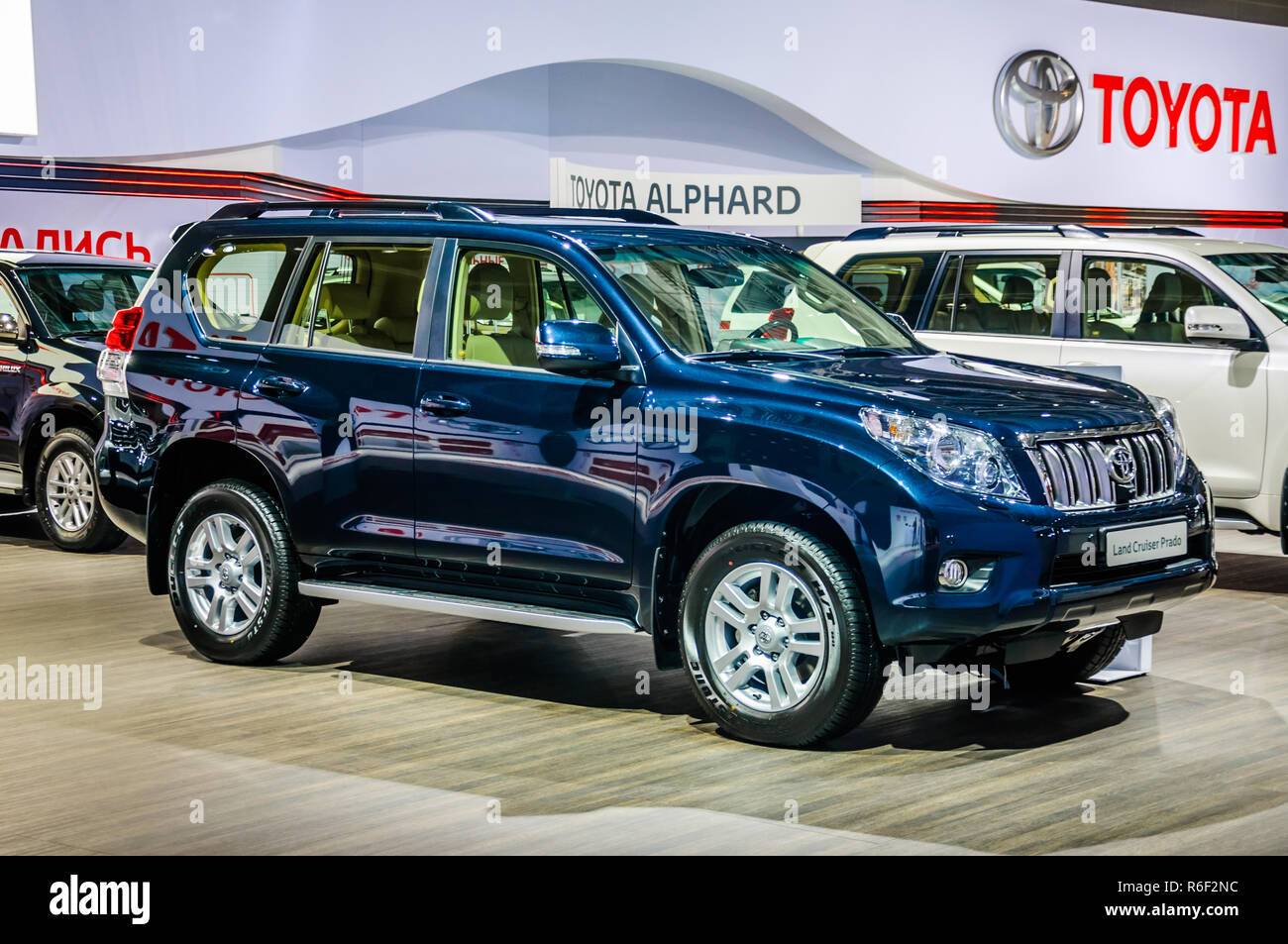 Mosca, Russia - Agosto 2012: Toyota Land Cruiser PRADO J150 ha presentato in anteprima mondiale alla sedicesima MIAS (Moscow International Automobile Salon) su Augu Foto Stock