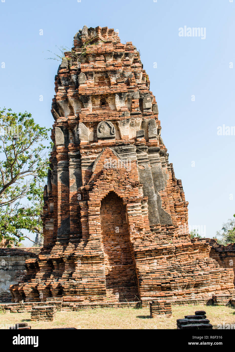 Il Wat Phra Mahathat, al parco storico di Ayutthaya, Thailandia Foto Stock