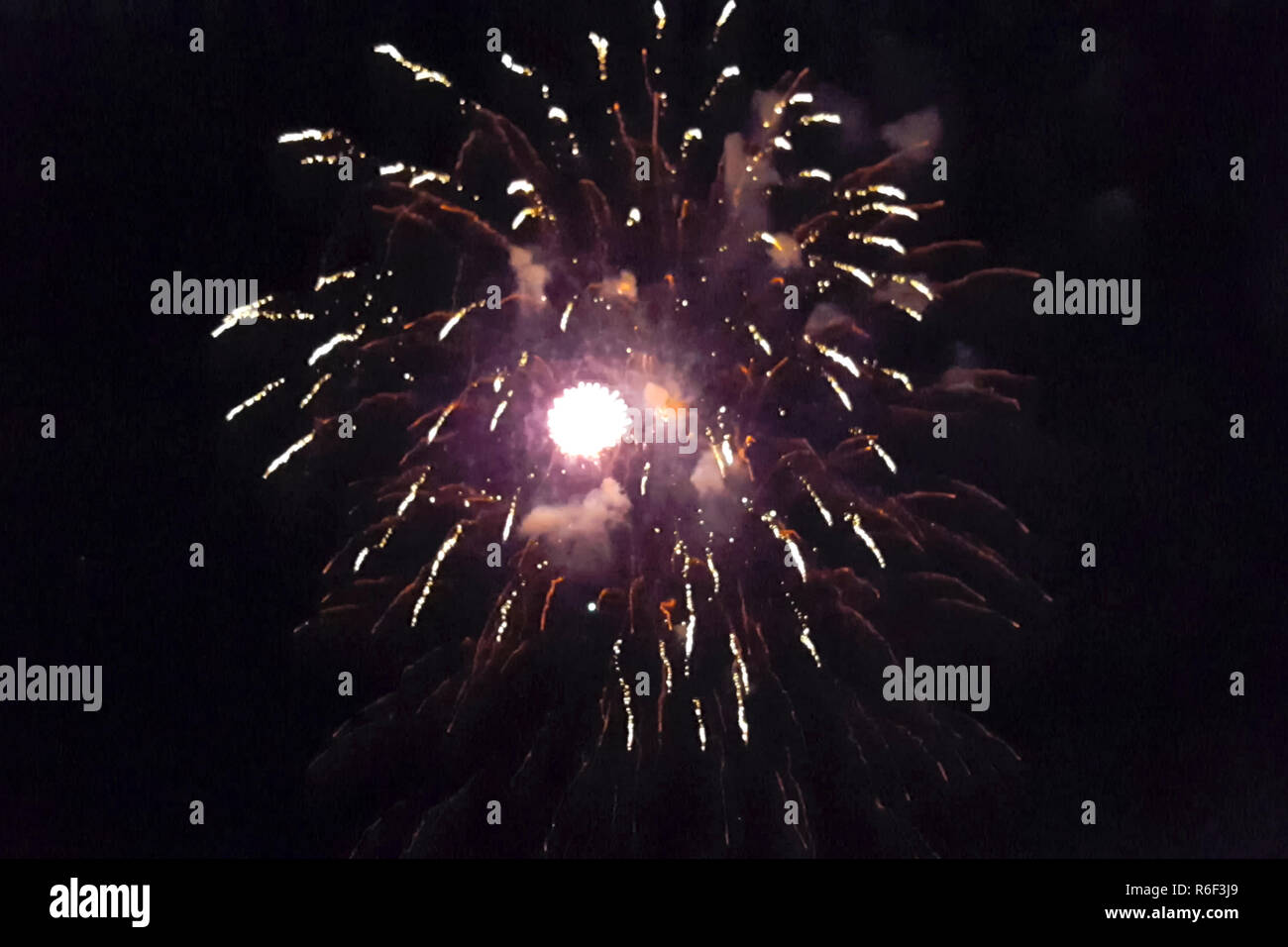 Saluto festivo nel cielo notturno. Esplosioni di fuochi d'artificio Foto Stock