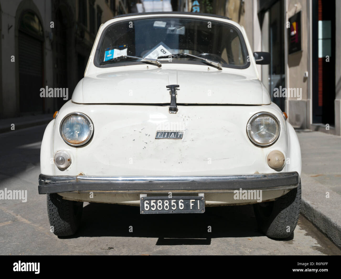 Chiudere orizzontale di un vecchio fatiscente Fiat 500 parcheggiato in Italia. Foto Stock