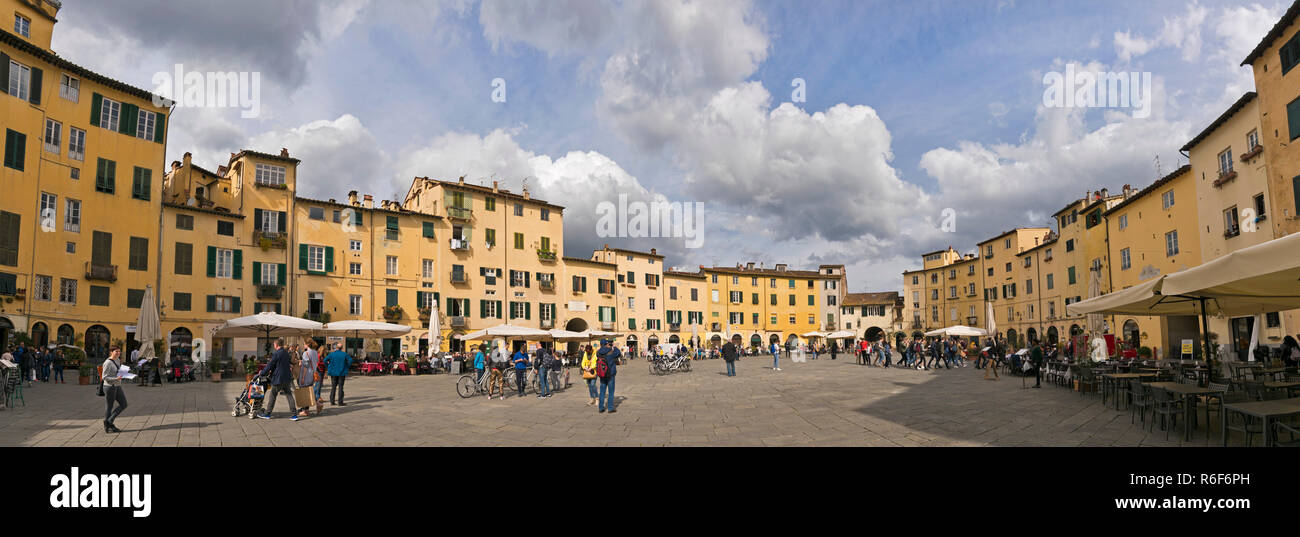 Orizzontale vista panoramica della piazza dell'Anfiteatro a Lucca, Toscana. Foto Stock