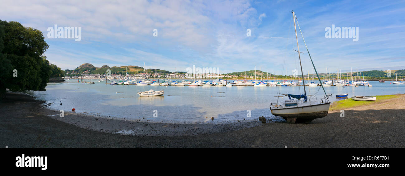Orizzontale di vista panoramica sul fiume Conwy in una giornata di sole. Foto Stock