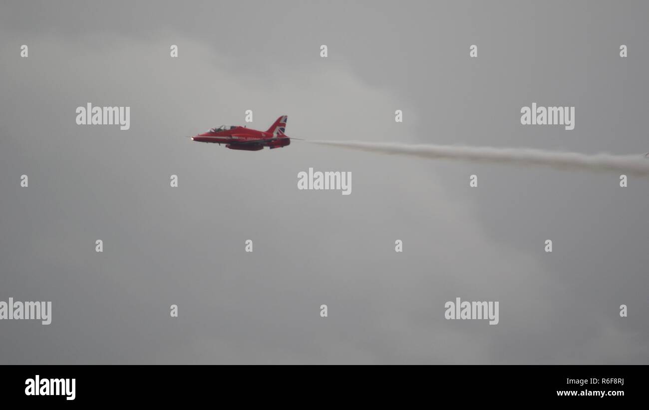 Le frecce rosse, Royal Air Force Aerobatic Team. Visualizzazione a Sidmouth Regatta 2018, contro un Moody cielo grigio. East Devon, Regno Unito. Foto Stock