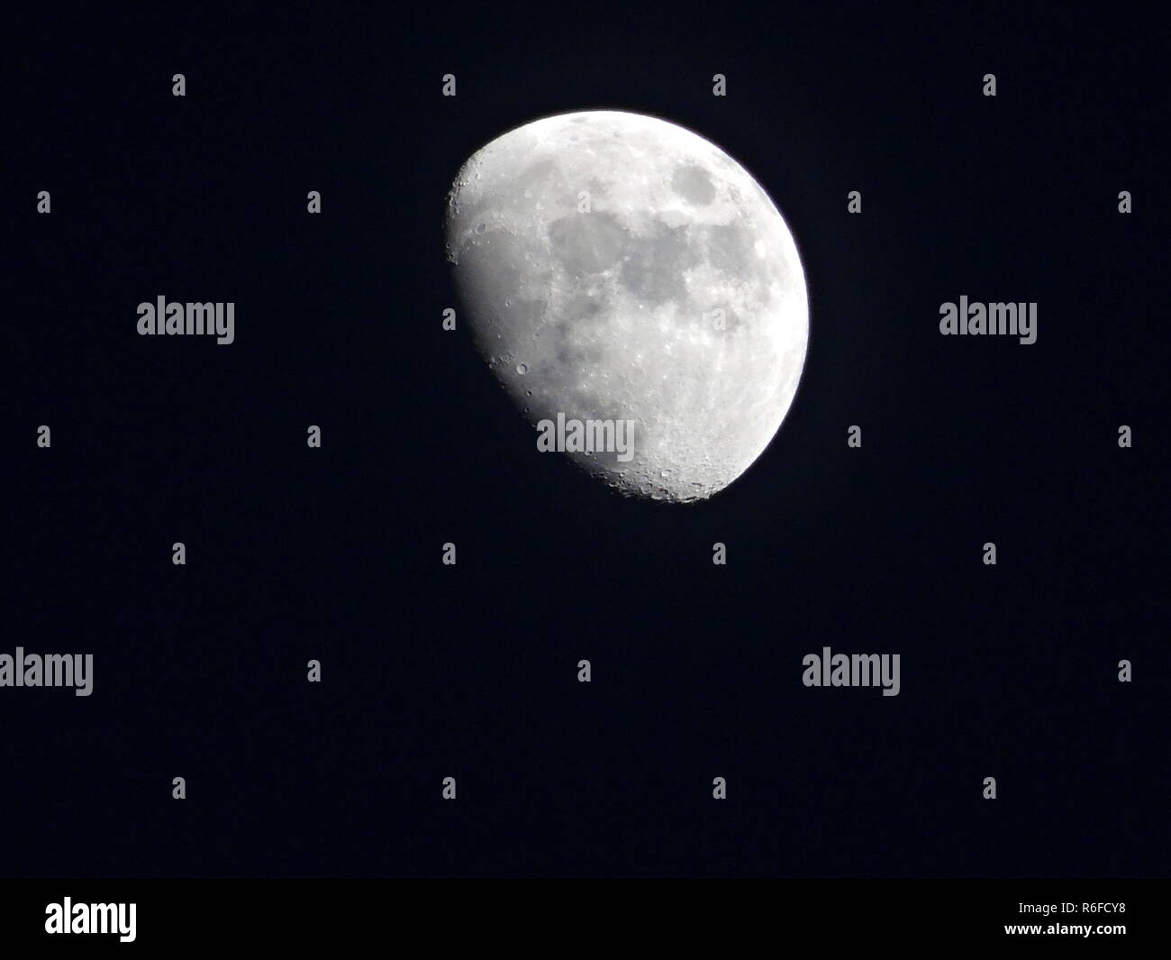Luna,la nostra luna,l'unico satellite in terra in fase crescente Foto Stock