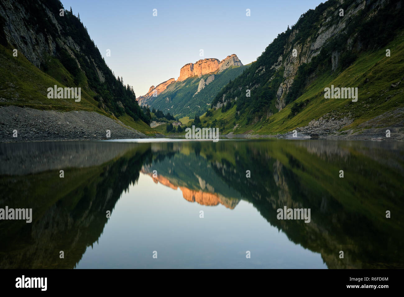 Montagne che si riflettono in un lago le montagne svizzere Foto Stock