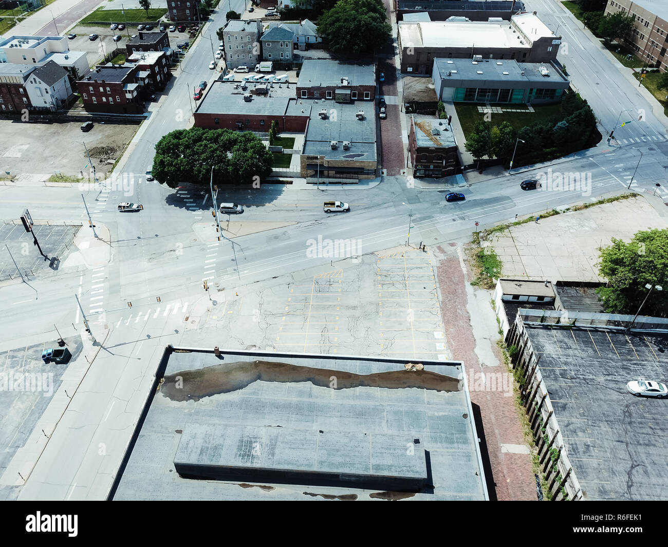 Skyline del centro edificio, parcheggi e strade, Omaha Nebraska, USA Foto Stock