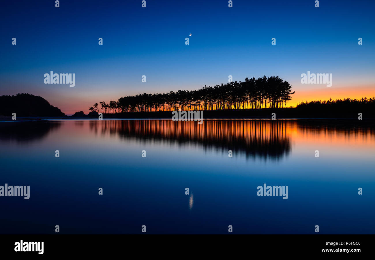 [Titolo : Riflessione] Questo posto è normale beach, ma quando l'acqua diventa lo specchio, il fantastico riflesso viene. Foto Stock