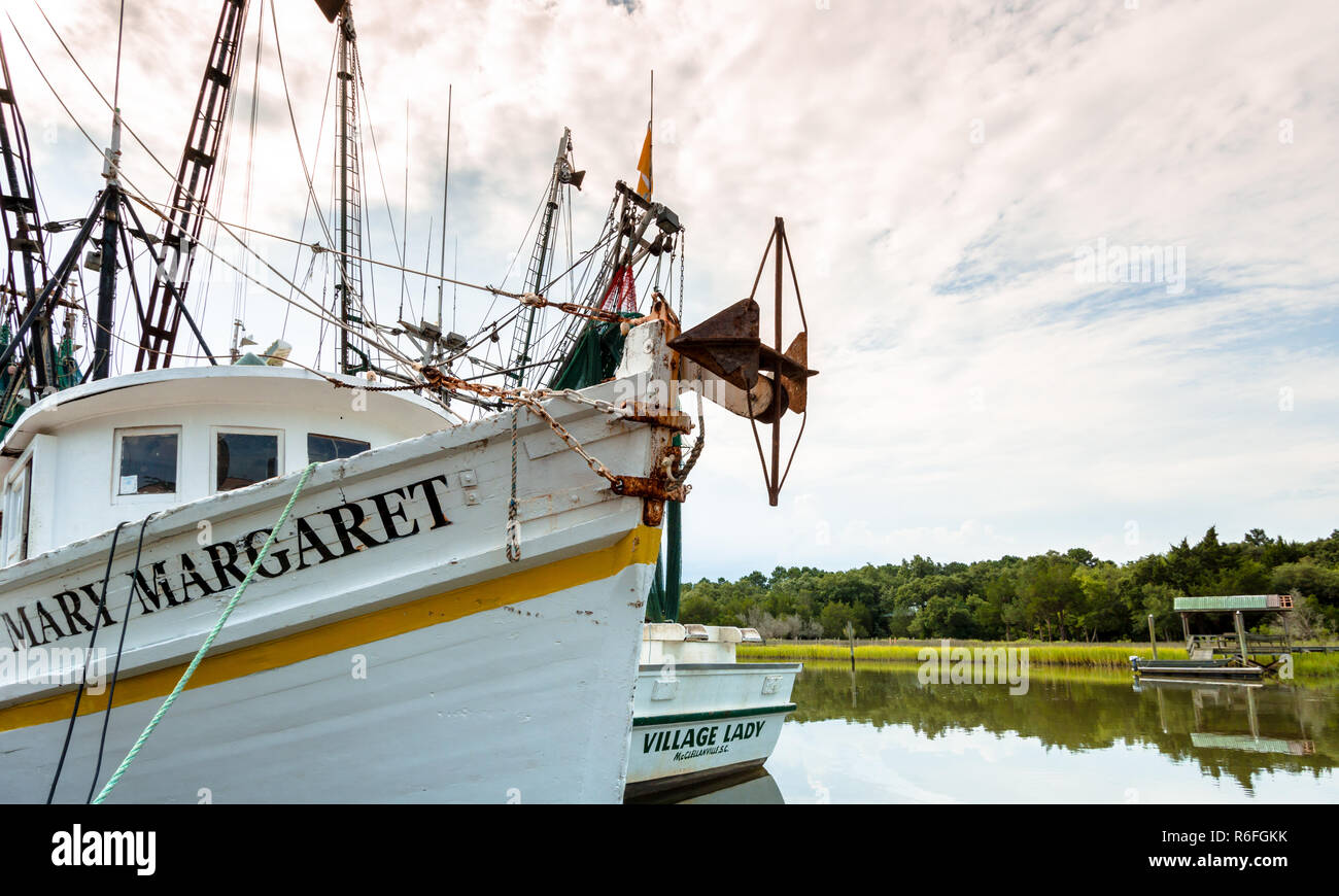 Barche da pesca ancorata sulla Intracoastal Waterway sulla costa del South Carolina Foto Stock