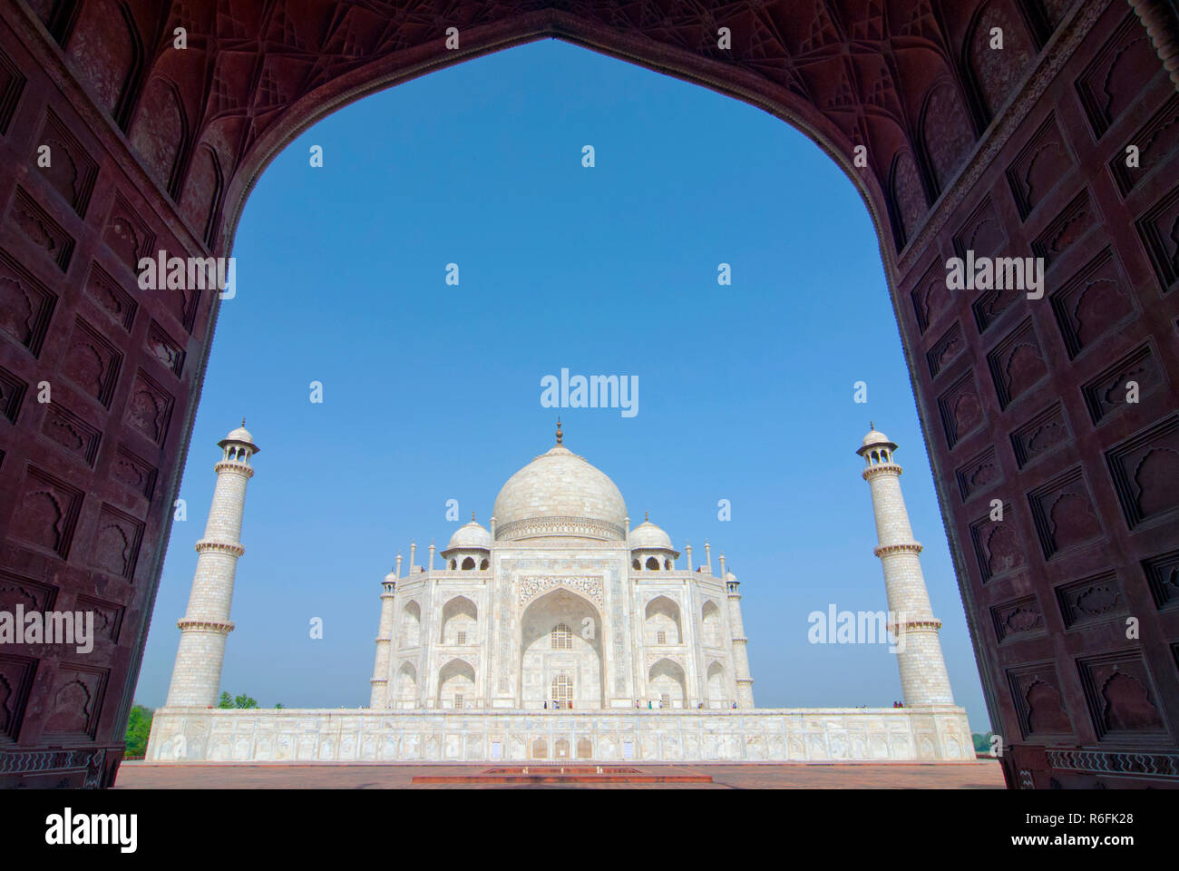 Taj Mahal visualizza in nero Arch Silhouette dalla moschea di Agra, Uttar Pradesh, India Foto Stock