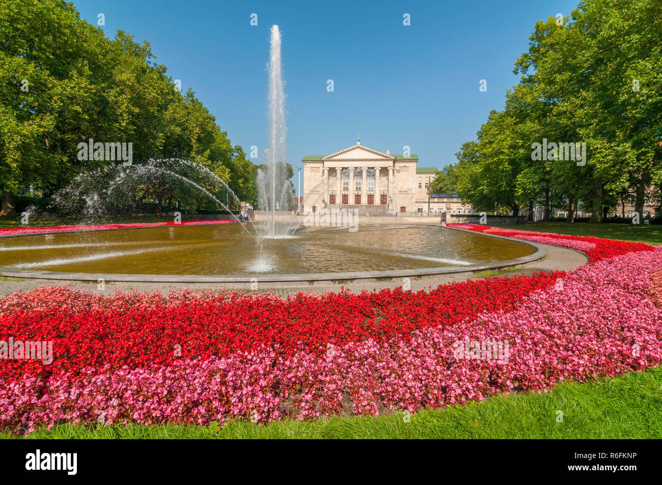 Poznan Stanis Aw Moniuszko grande teatro (Opera) edificio con fontana e giardino, Polonia Foto Stock