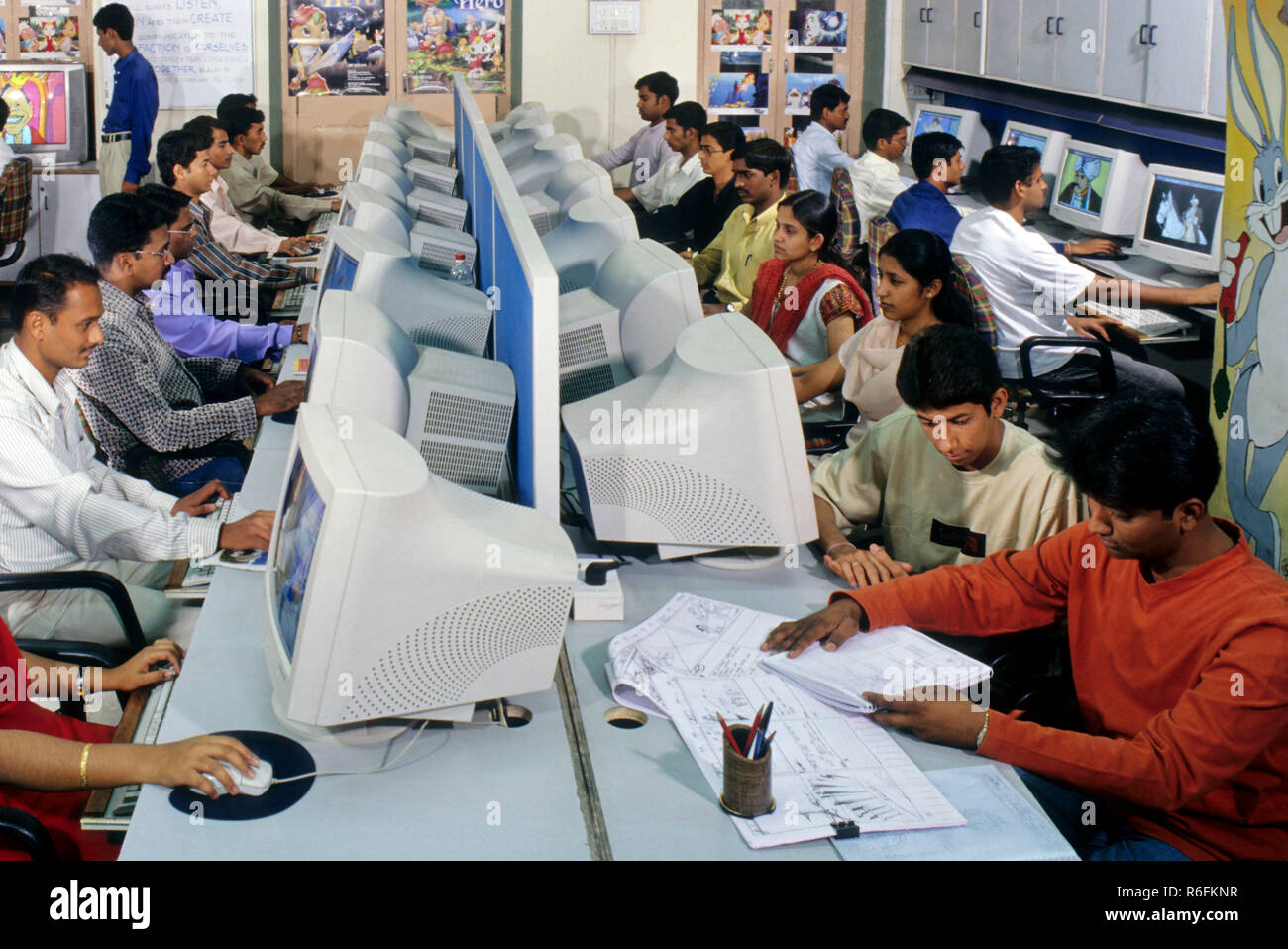 Gli operatori al computer facendo animazione, India Foto Stock