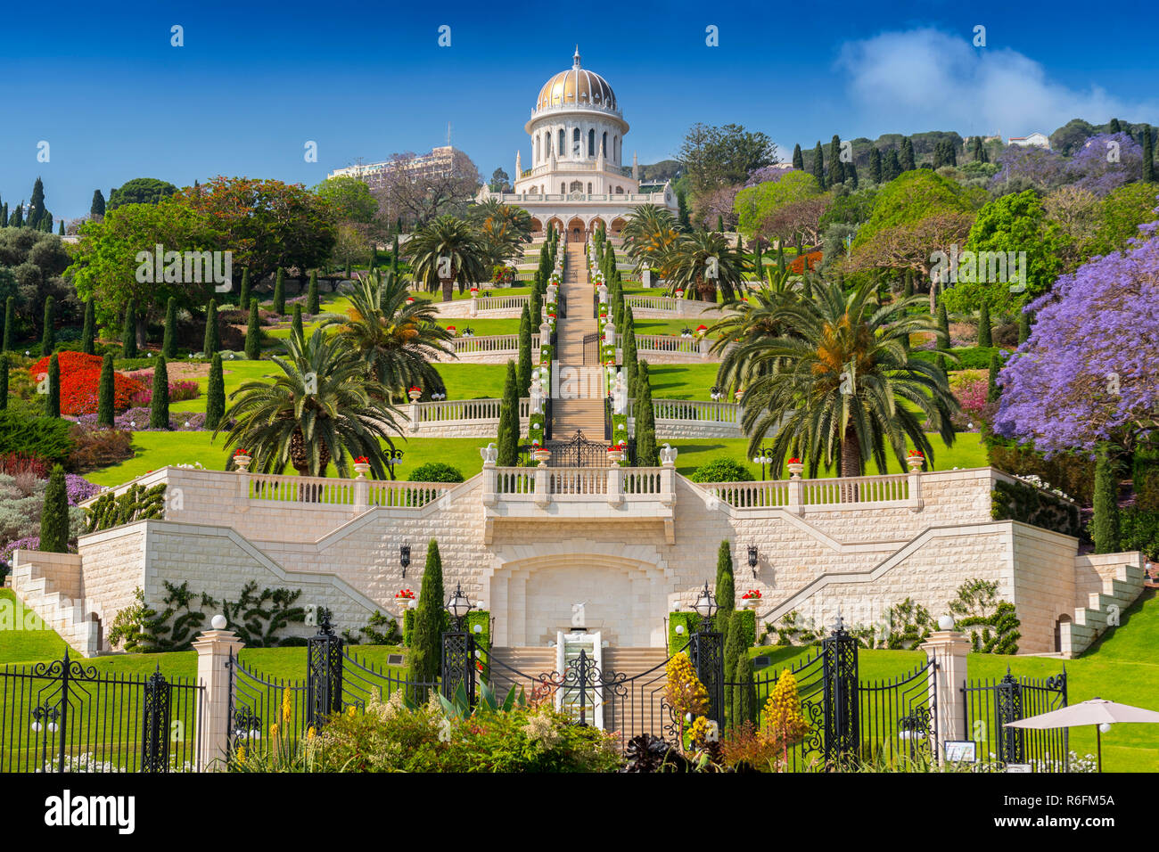 Vista dei giardini Bahai e il santuario del Bab sul Monte Carmelo a Haifa, Israele Foto Stock
