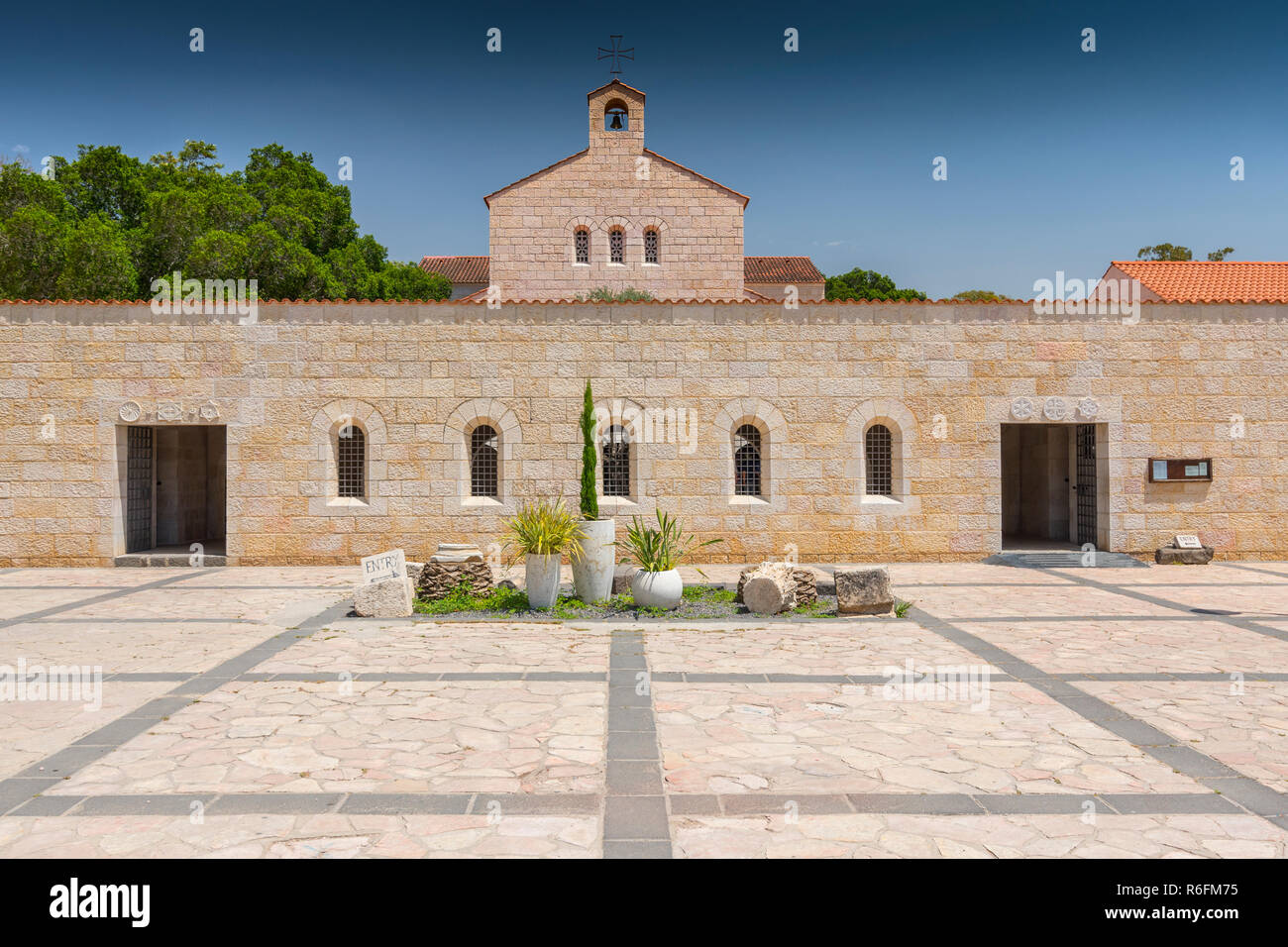 Chiesa di moltiplicazione in Tabgha sul mare di Galilea, Israele Foto Stock