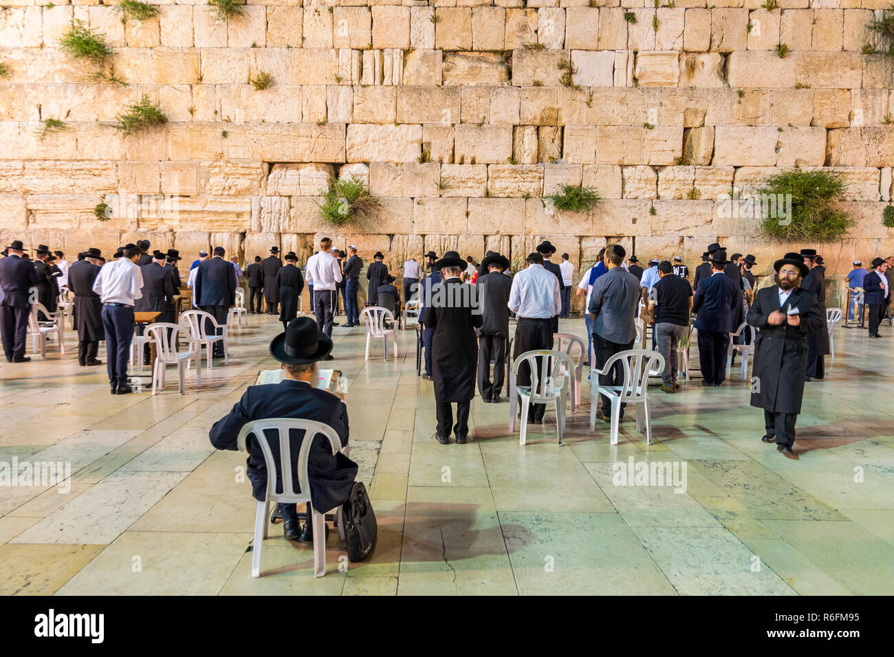 Quartiere ebraico della parete occidentale Plaza, con persone in preghiera al Muro del Pianto, la Città Vecchia di Gerusalemme, Israele, Medio Oriente Foto Stock