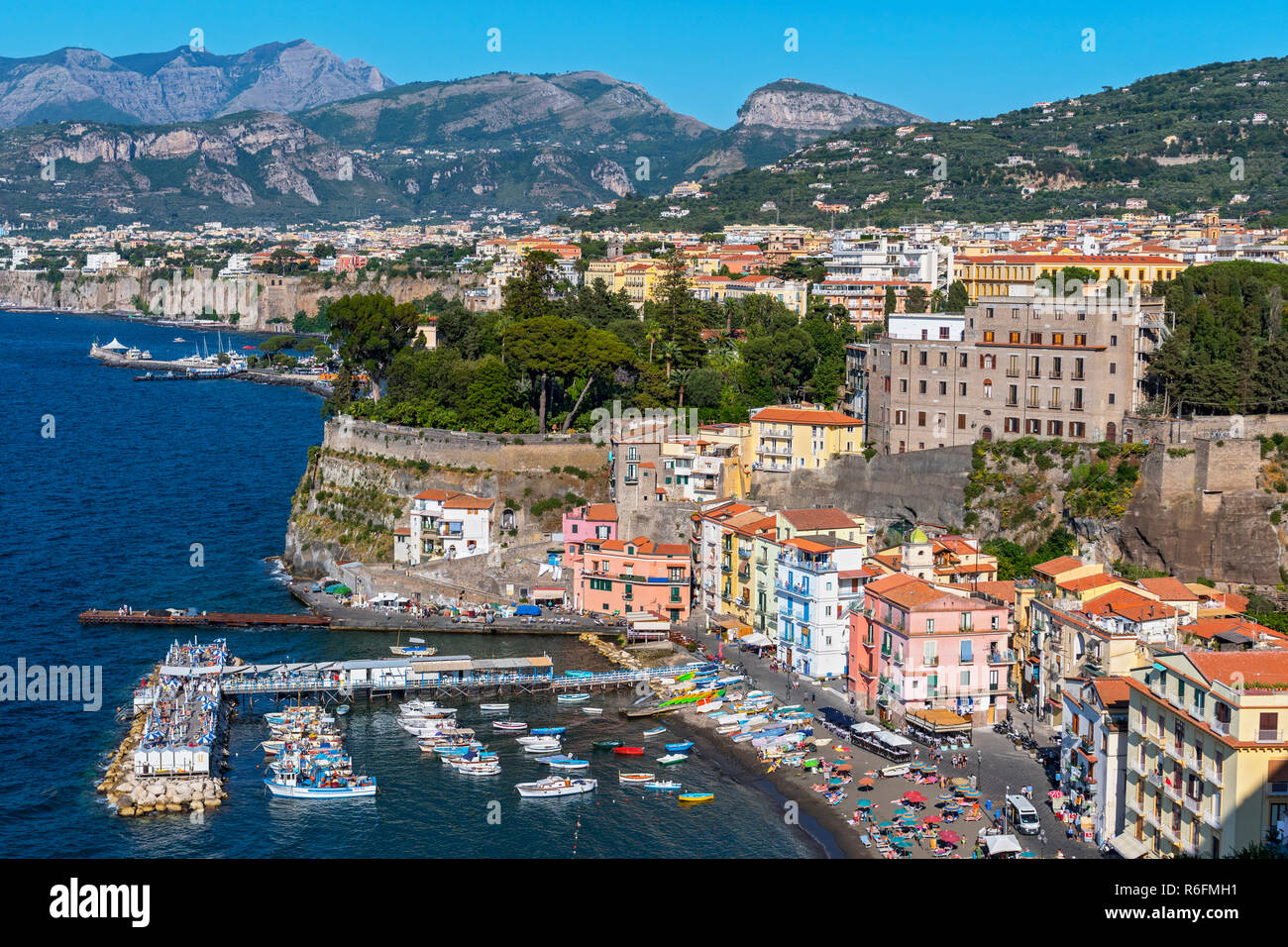 Vista su Marina Grande e la baia di Napoli a Sorrento, Riviera Napoletana, Italia Foto Stock