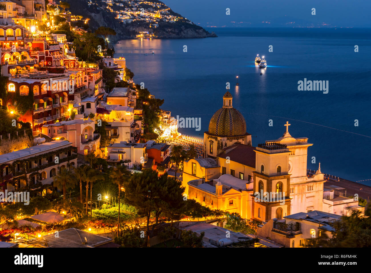 Vista notturna del villaggio di Positano a Costiera Amalfitana, Italia Foto Stock