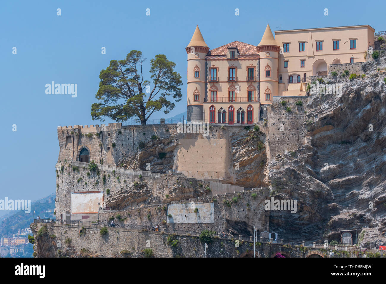 Un castello che domina il porto di Maiori, Italia Foto Stock